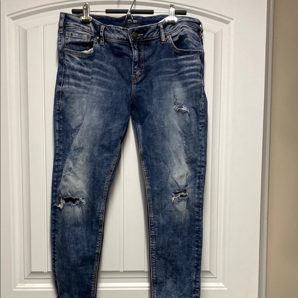 Silver Jeans Denim - Silver Jeans Kenni Fit  Blue Ankle Cropped Jeans with Distressed Details